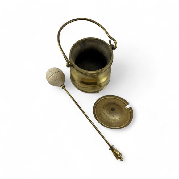 Vintage Brass Fireplace Fire Starter Cauldron with Lid and Dipper - 1940s-1960s - Picture 11 of 11